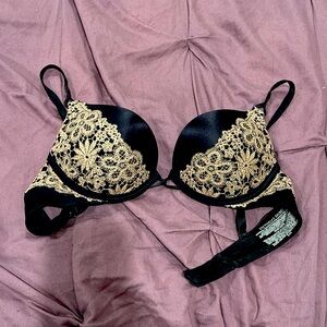 Like new Victoria’s Secret bombshell plunge 34a bra. Black with nude lace detail